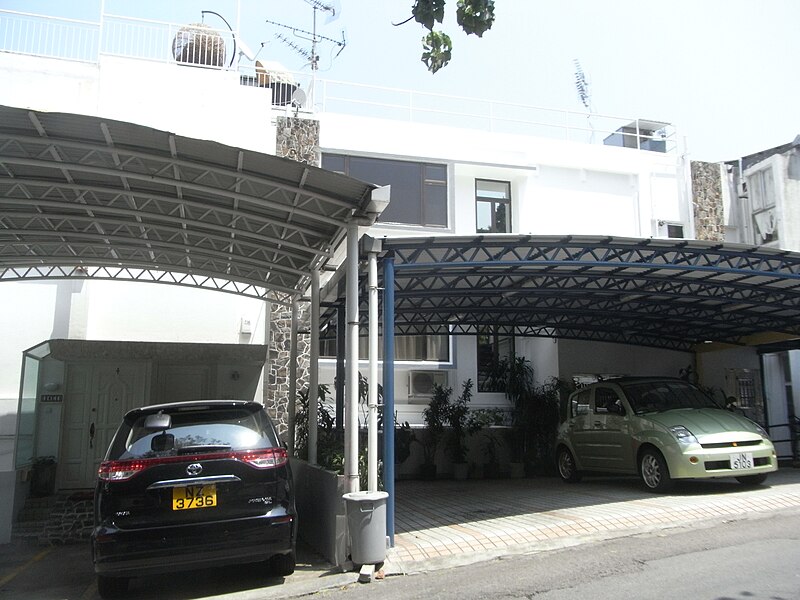 File:HK 香港島 南區 South District 壽山村道 26 Shouson Hill Road houses covered carpark space April-2011.JPG