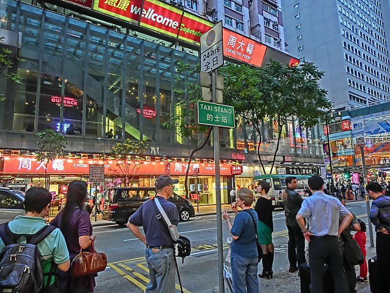 File:HK Causeway Bay 百德新街 Paterson Street Taxi stand view Chow Tai Fook shop sign Mar-2013.JPG