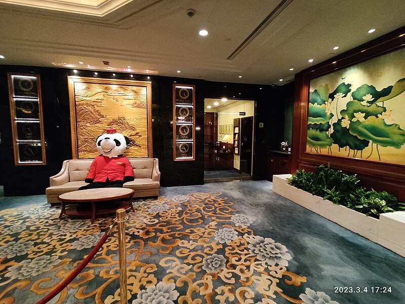 File:HK TST 尖沙咀東 Tsim Sha Tsui East 麼地道 64 Mody Road 九龍香格里拉酒店 Kowloon Shangri-La Hotel lobby bear toy March 2023 Px3 02.jpg