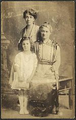 Hannah Greenebaum Solomon with daughter and granddaughter, 1918.jpg