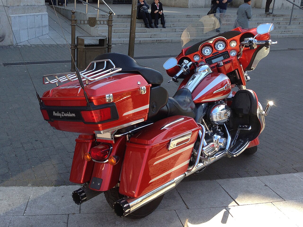 File:Harley Davidson FLHT Electra Glide.jpg - Wikimedia Commons