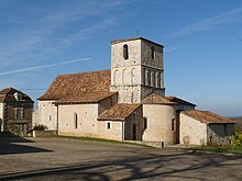 une église romane située dans un village