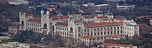 Il vicino campus di Haydarpaşa dell'Università di Marmara, originariamente costruito come Scuola di Medicina Imperiale e progettato da Alexander Vallaury e Raimondo D'Aronco.