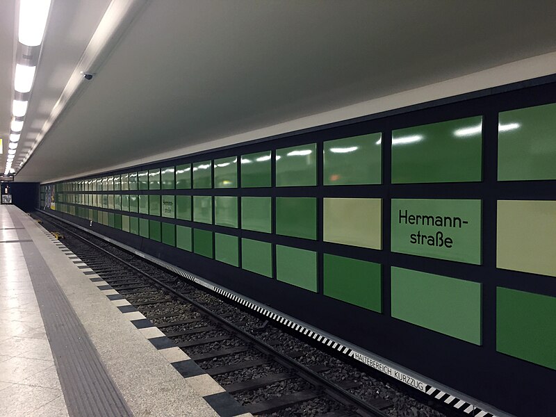 File:Hermannstraße U-Bahnhof Großstadtdschunge 2015-02-27 cc by denis apel 01.JPG