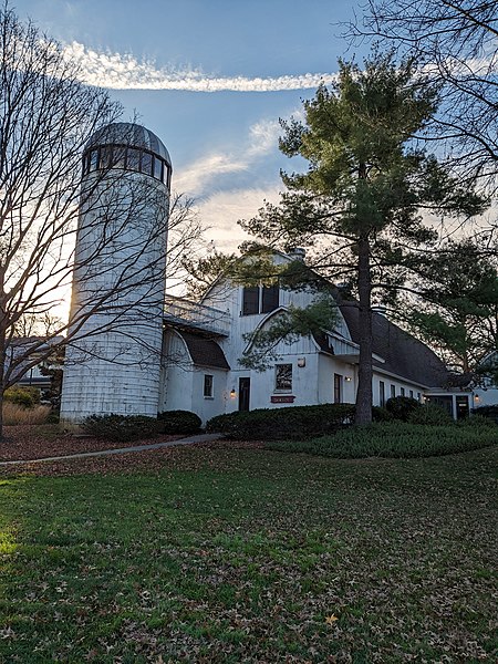 File:Historic Kahler family farm silo.jpg