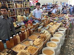 Prodajalec medu na glavni tržnici
