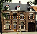 Vrijheid 202, pand dat historisch terugging tot 'De Berrie' (1700), herbouwd in 1928, hotel-restaurant-café De Jachthoorn