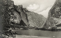 Hovedelven ved Horgheim, Romsdalshorn til høyre, Trolltindene til venstre (ca 1910)