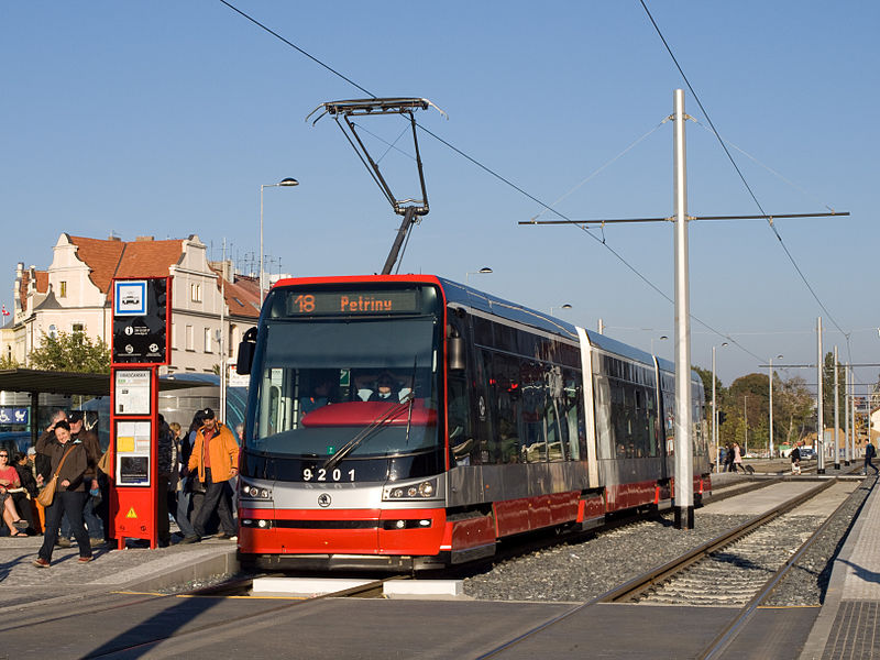 File:Hradčanská, Škoda 15T.jpg