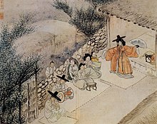 Dessin montrant des personnages assis sur des nattes dans la cour d’une ferme ; devant eux se tient une femme vêtue d’un robe orange et tenant un éventail.