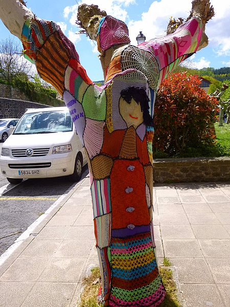 File:Ibarra (Aramayona), yarn bombing 2.JPG