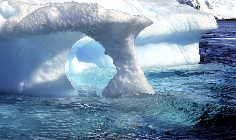 File:Iceberg horadado 3.jpg