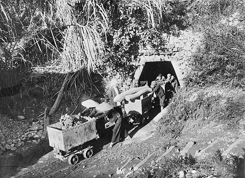 File:Industrie minière en Indochine, années 1920. Mines de zinc de Chodien, province Bac-Kan (Tonkin), exploitées par la Compagnie minière et métallurgique de l'Indochine. Evacuation du minerai par wagonnets. Agbtv1b101114003 1.jpg