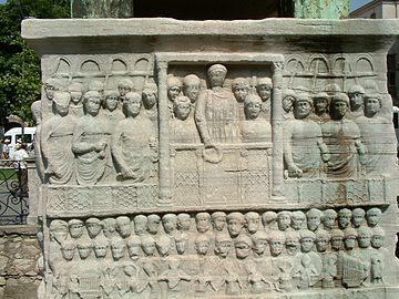 Основата на Теодосиевата колона: Теодосий I награждава победител с лавров венец от императорската ложа на Хиподрума.