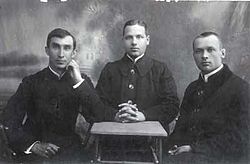 Ксяндзы-літаратары (злева направа): Янка Быліна, Адам Станкевіч, Казімір Сваяк (Канстанцін Стаповіч) у 1916 годзе.