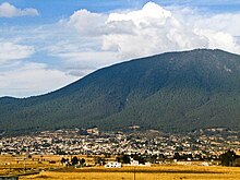 Die Stadt Jocotitlán mit dem Xocotepetl Vulkan im Hintergrund