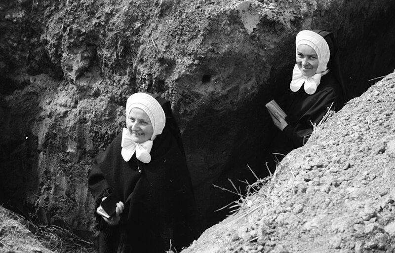 File:Két nővér 1944-ben. Fortepan 28234.jpg