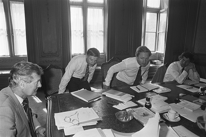 File:Kabinetsinformatie 1981 Van Agt (l) en Terlouw gaan zitten, Bestanddeelnr 931-6062.jpg