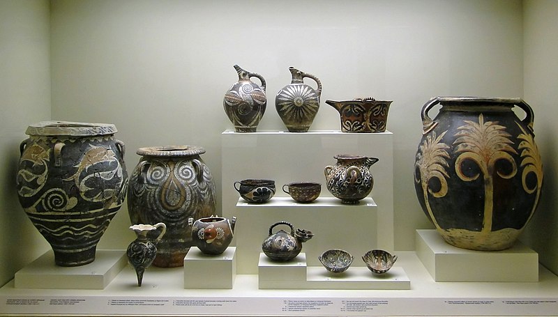 File:Kamares vases, Heraklion.jpg