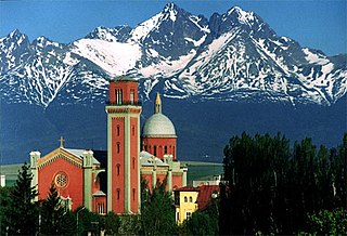 Vista da cidade, com as Montanhas Tatra ao fundo.