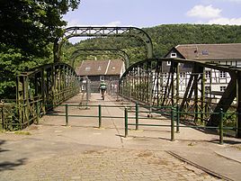 Die namensgebende Kohlfurther Brücke mit Blick auf den Ort