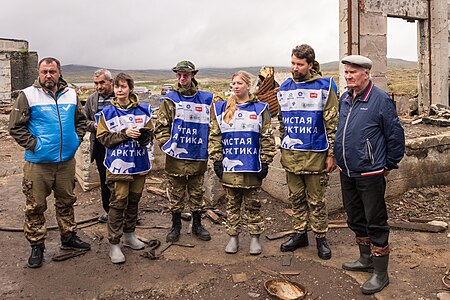 Ветеран Кольской сверхглубокой В.П. Кирпичников вместе с волонтёрами «Чистой Арктики»