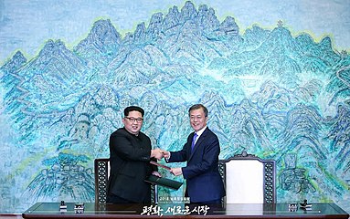 남과 북 두정상 문재인 대통령과 김정은 국무 위원장이 판문점 선언을 들고 있다.