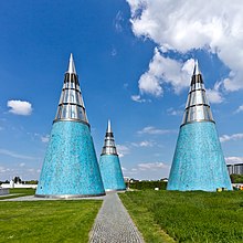 Die charakteristischen Lichtschächte des Gebäudes, im Mai 2014