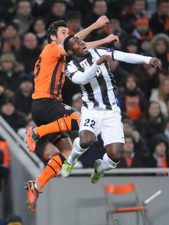 Asamoah (no. 22) versus a Shakhtar Donetsk player in the 2012–13 UEFA Champions League group stage