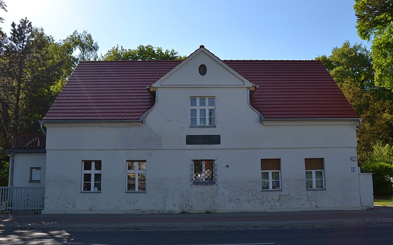 File:Lützowhaus Schöneiche 2013.JPG