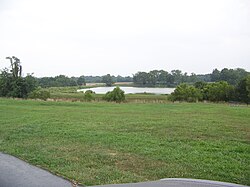 Озеро рядом с местом трагедии. Фотография 2008 года