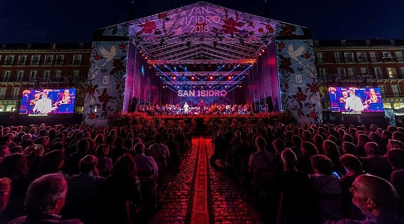 File:La música inunda Madrid en la primera noche de San Isidro 02.jpg