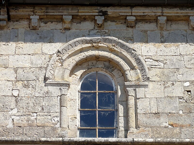 File:Lavilletertre (60), église Notre-Dame-de-la-Nativité, nef, fenêtre haute de la 4e travée côté sud 1.JPG