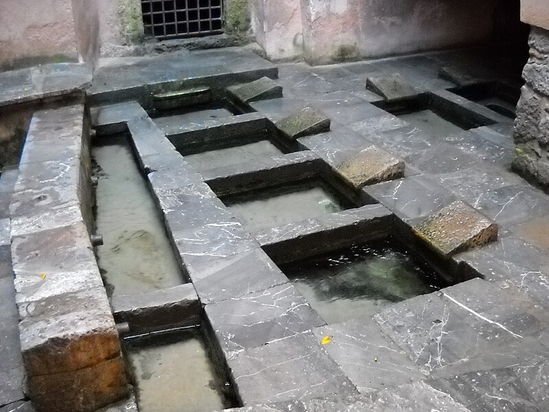 File:Lavoir antique et médiéval, Cefalù (Sicile).jpg