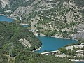 Au Lauzet-Ubaye, Grand-Pont franchissant un bras du lac de Serre-Ponçon, tunnel de la voie ferrée inachevée, et ligne à haute tension. Photo prise de la RD 900, vers 1000 m d'altitude.