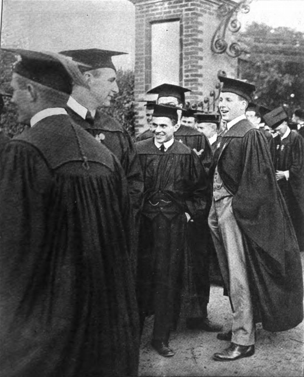 Lionel de Jersey Harvard (r) with fellow seniors, 1915