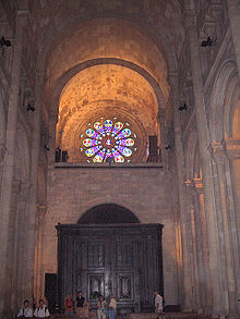 Nave of Lisbon Cathedral with a barrel vaulted soffit. Note the absence of clerestory windows, all of the light being provided by the Rose window at one end of the vault. Lisbon28.jpg