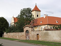 Loděnice (okres Brno-venkov) - kostel a fara.jpg
