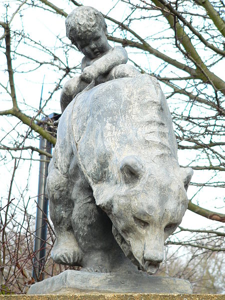 File:London Zoo - Bear and Child.jpg