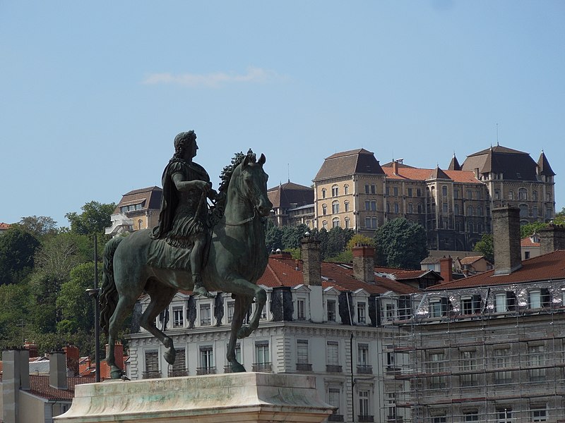 File:Lyon - Statue équestre de Louis XIV 5.jpg