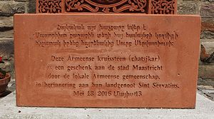 Maastricht Gedenkkreuz St. Servatius (Text).jpg