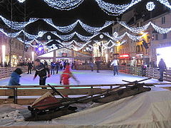 Patinoire place Guillaume Farel.