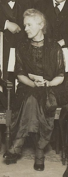 File:Maria Salomea (Marie) Skłodowska-Curie (1867 – 1934). De huldiging van Professor Lorentz bij de Hollandse Maatschappij der Wetenschappen in 1925 (cropped).jpg