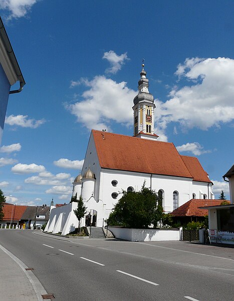 File:Merching - Hauptstr - Kirche v S.jpg