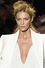 File:Michael Kors Fall-Winter 2010 011.jpg - Wikipedia