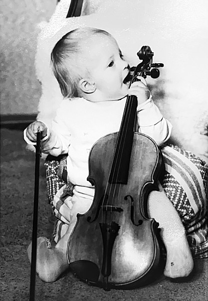 File:Michaela Modjeska Paetsch with her mouth on the Violin pegs, 1962.jpg
