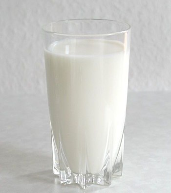 A glass of milk Français : Un verre de lait