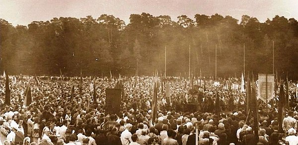 Anti-Soviet rally of about 250,000 in Lithuania, whose Sąjūdis movement helped restore independence