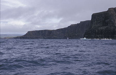 English: The Cliffs of Moher (Irish: Aillte an Mhothair, lit. cliffs of the ruin, also known as the Cliffs of Mohair) County Clare, Ireland Polski: Klify Moher znane również jako Klify Moheru lub Moherowe Klify