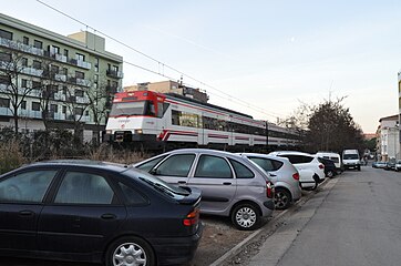 Català: Mollet del Vallès: Carrer Ferrocarril i unitat 447 per la Línia de Puigcerdà. Español: Mollet del Vallès: Carrer Ferrocarril y un automotor de la serie 447 de Renfe Operadora por la Línea de Puigcerdà.